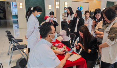 切脉问诊送健康，暖心服务进企业——岳阳1066vip威尼斯携手广瑞医疗发展“健康进企业”义诊活动